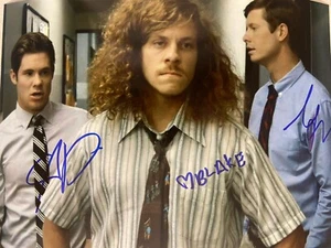 Foto autógrafa firmada por ADAM DEVINE, DIFFERENT HOLM, BLAKE ANDERSON ADICTOS AL TRABAJO 8X10 - Imagen 1 de 1