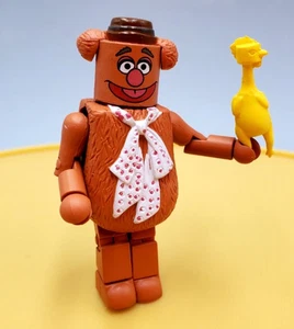 Diamond Select Toys Muppets Minimates FOZZIE BEAR 2" Figur mit Gummi Huhn - Bild 1 von 5