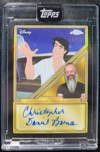 2025 Topps Mint Disney Christopher Daniel Barnes Prince Eric Autogramm schwarz /10 - Bild 1 von 2
