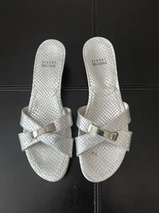 Sandalia plateada para mujer STUART WEITZMAN talla 8 pero se adapta a 7,5 - Imagen 1 de 2
