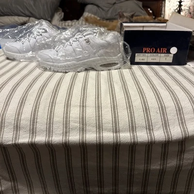 Zapatos de tenis Pro Air blancos para mujer talla 7 tienen ligeras grietas en los tobillos ver foto Foto 1 de 4