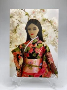 Nueva Barbie en una flor de cerezo japonesa kimono rojo impresión artística/postal - Imagen 1 de 4