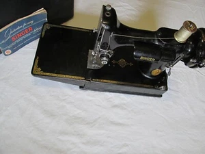 1939-Singer federgewichtige tragbare Nähmaschine 221 schwarz-gold AF 37974 TOP - Bild 1 von 24