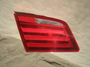 F10 2011 2013 BMW 528 SERIE 5 LUZ TRASERA LUZ TAPA INTERIOR MALETERO montado fabricante de equipos originales LH - Imagen 1 de 5