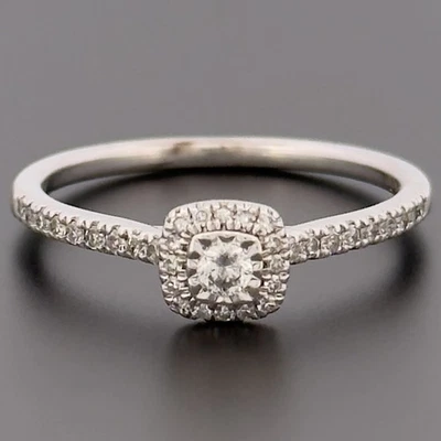 Anillo con racimo de diamantes de 0,25 quilates de oro blanco de 9 quilates talla P con sello Foto 1 de 4