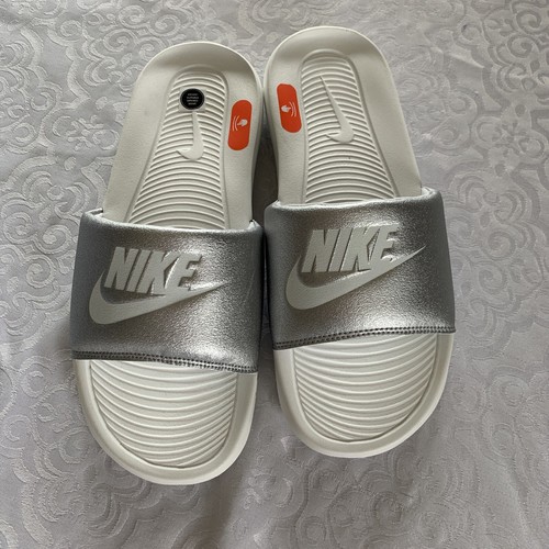 Scivoli Nike bianchi e metallizzati da donna taglia 10