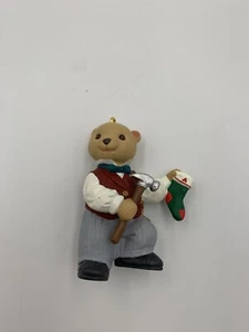 Vintage Hallmark 1993 Papa Bearinger Weihnachtsschmuck Bär Hammer Strumpf - Bild 1 von 3