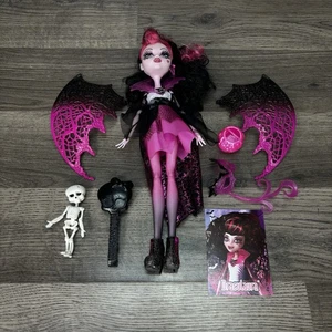 Monster High Draculaura Ghoul's Rule muñeca vestida con accesorios y alas - Imagen 1 de 11
