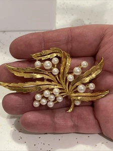 Broche de hoja de perla sintética tono dorado Trifari - Imagen 1 de 8