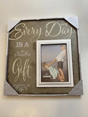 Marco de madera Malden International Designs 5x7 todos los días es un regalo Foto 1 de 4