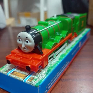 TRACKMASTER THOMAS TANK ENGING MOTORIZED TOY TRAIN- HENRY W/ 1 TRUCK - Picture 1 of 4