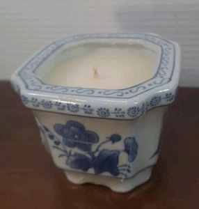 Neu in Verpackung Vintage Bombay Co blau und weiß quadratischer Kerzenständer mit Original Kerze  - Bild 1 von 8