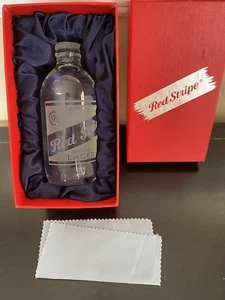 Vintage rote Streifen jamaikanische Bier Display Flasche und Box  - Bild 1 von 4