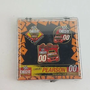 Cheese-It Larry Pearson Racing Car Set 3 Pin Nascar Team Sigillato LE Cheez-it NUOVO - Foto 1 di 6