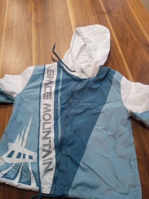 Cortavientos Disney Space Mountain azul blanco talla extra pequeña para niños Foto 1 de 4