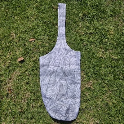 Bolso de Yoga Mat Bolso Largo con Bolsillo Nuevo Sin Etiqueta Blanco Y Gris Diseño Floral Foto 1 de 4