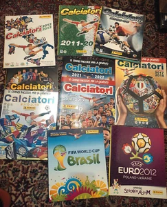 FIGURINE CALCIATORI PANINI 8 ALBUM VUOTI DAL 2008 + BRASIL 2014 + EURO 2012 - Afbeelding 1 van 4