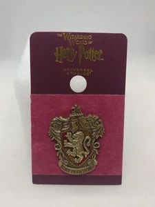 Universal Studios Wizarding World Harry Potter Gryffindor Crest Pin Badge Rare - Picture 1 of 4