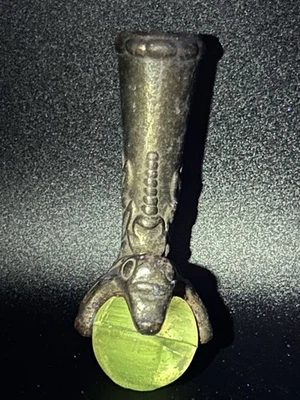 Antiguo mueble de bola de vidrio de hierro fundido garra de pie cuerpo de cocodrilo brillo de magnesio Foto 1 de 4