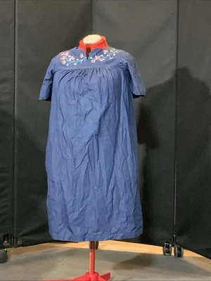 Vestido de patio Go Softly con bordado floral usado en excelente estado talla pequeña Foto 1 de 4