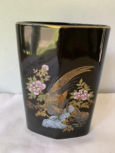 TAO japanische schwarze rechteckige Vase mit bemalten Blumen und Pfauen - Bild 1 von 5