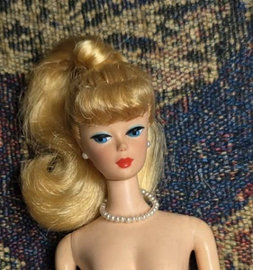 Akt Vintage Reproduktion Barbie mit Schmuck. Pferdeschwanzpuppe, ohne Kleidung blond - Bild 1 von 4