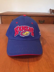 Kansas Jayhawks A-Flexfit Mütze von The Game Neu mit Etikett NCAA Rock Chalk KU OSFM   - Bild 1 von 3