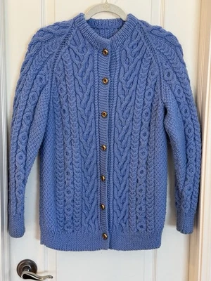 Cardigã suéter de malha manual azul perivinkle com botões dourados tamanho M - Imagem 1 de 3