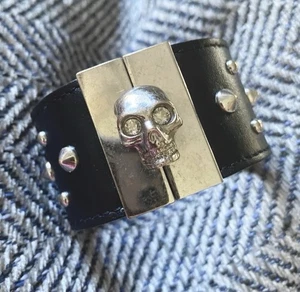 Bracciale unisex Alexander McQueen teschio pelle nera argento teschio - Foto 1 di 7