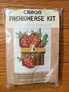 Vintage Caron Switchplate Cover Plastic Canvas Kit Erdbeeren Korb ungeöffnet - Bild 1 von 2