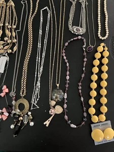 Lot Of 21 Vintage To Now Jewelry Costume Necklaces Various Styles - Picture 1 of 19