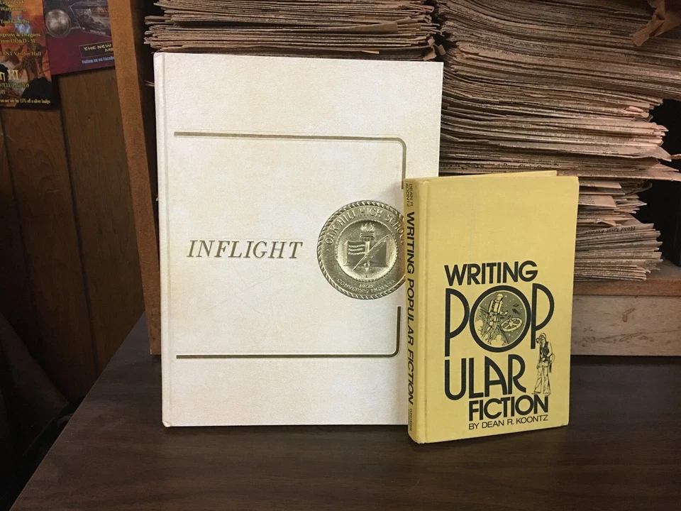 Laurell K Hamilton Oak Hill High School Yearbook 1981 & Writing Popular Fiction  Foto 1 de 4