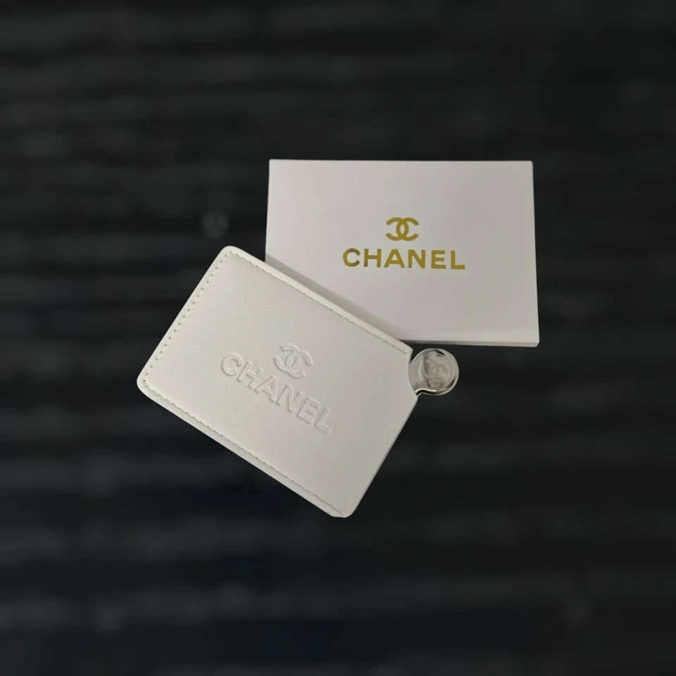 Portatarjetas y espejo Chanel blanco - Nuevo en caja Foto 1 de 3