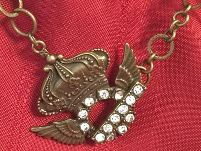 Collar con broche de palanca con dije de diamantes de imitación corona alada 24" aspecto de latón antiguo Foto 1 de 4