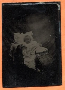 TT Ritratto di bambino in carrozza ID circa 1890 Tintype in cornice di carta - Foto 1 di 3