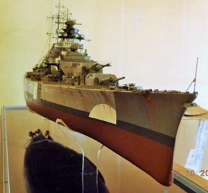 Schlachtschiff Bismarck  Fertigmodell 1:200  von Trumpeter - Bild 1 von 24