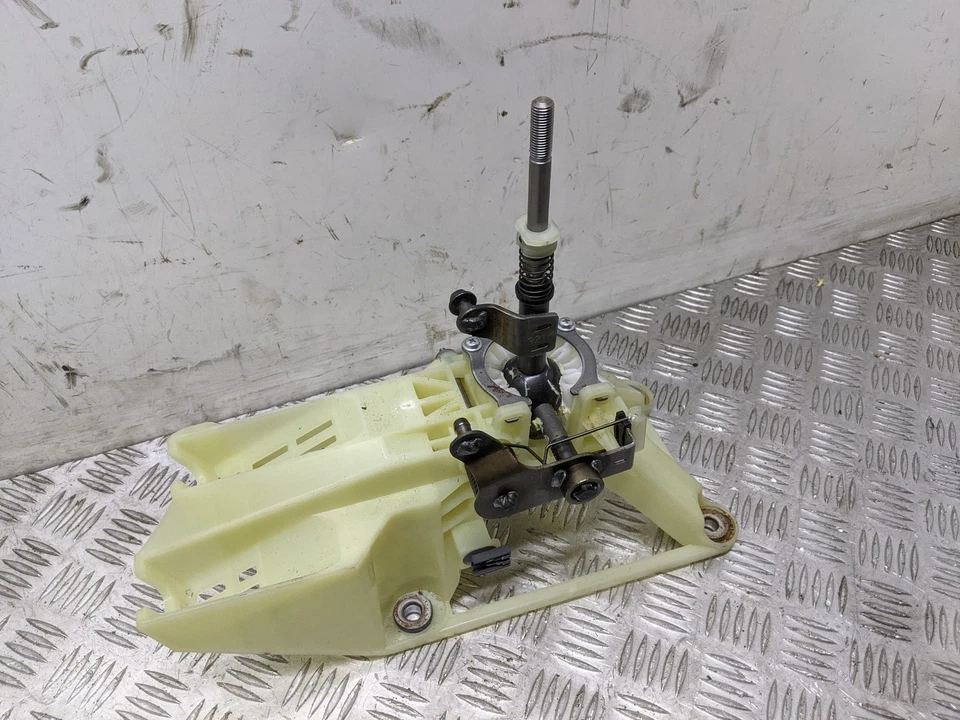 Mazda 3 D Sport Nav 2.2 5 Door Hatchback 2015 Gearstick  — 第 1/4 张图片