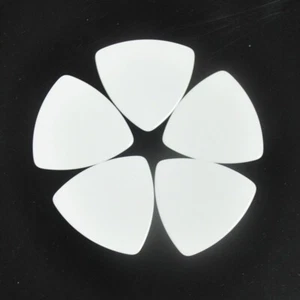 Selecciones de guitarra triangulares redondeadas pesadas de 0,96 mm 346 100 piezas púas celuloide blancas - Imagen 1 de 5