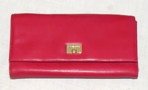 Cartera de cuero roja Liz Claiborne para dama con cierre a presión ajustable - Imagen 1 de 2