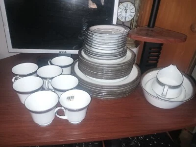 Juego de cena Noritake Legendary Crestwood platino - Plato de porcelana fina de 32 piezas Foto 1 de 4