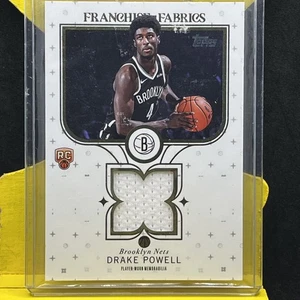 2025-26 Topps Drake Powell Franchise Fabrics Player Worn Jersey Memorabilia Nets - Bild 1 von 2