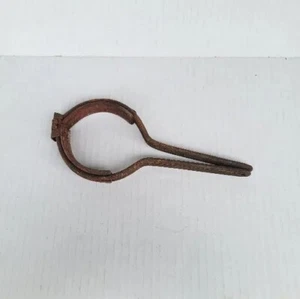 Aprivaso con chiave per barattoli vintage - strumento agricolo primativo in metallo e gomma - Foto 1 di 6