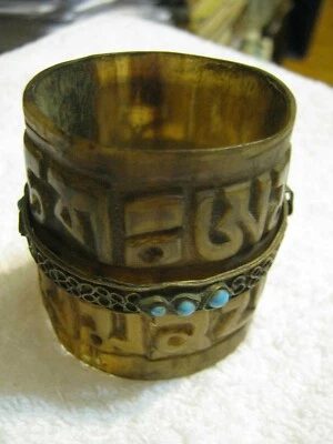 Cuerno de buey tallado del siglo XIX con montura de plata, latón y turquesa RUEDA DE ORACIÓN TIBETANA Foto 1 de 4