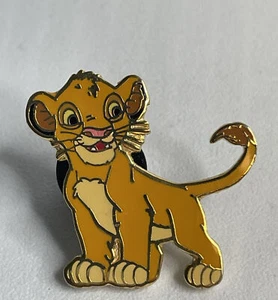 VINTAGE EMAILLE PIN'S YOUNG SIMBA DER LÖWENKÖNIG CARTOON DISNEY - Bild 1 von 4