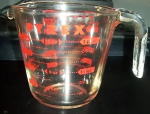 Vintage PYREX 2 Cup 500ml 1 Pint Measuring Cup Red Lettering Made In USA - Picture 1 of 2