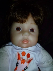 Künstlerpuppe Reeborn Mädchen Baby Vinyl braunes Haar 54 cm groß - Bild 1 von 8