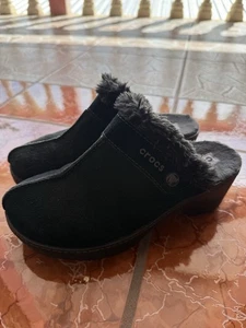 Zapatos de mula de gamuza negros Crocs para mujer forro de piel sintética tacón de cuña mediano talla 6 - Imagen 1 de 4