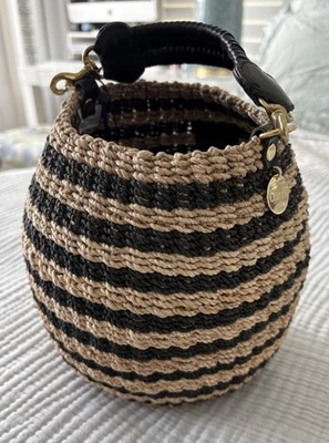 Bolso Cesta Tejido Clare V Pot De Miel NUEVO CON ETIQUETAS Mango Cuero RAYAS NEGRAS NATURALES Foto 1 de 4