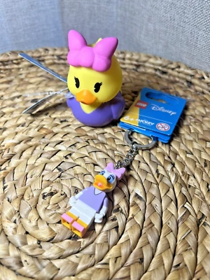 Disney Daisy Duck Bundle - Llavero LEGO, pato de goma y 4 pegatinas Foto 1 de 4