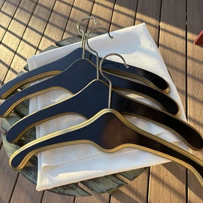 Lote de 4 perchas de madera vintage - adornos negros y dorados, resistentes, raras Foto 1 de 4